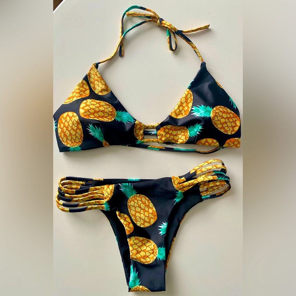 WOMENS BIKINI TOP AND BOTTOM SET IN BLACK PINEAPPLE PRINT